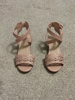 NWOT Children’s Place Girls Dress Sandals Size 11